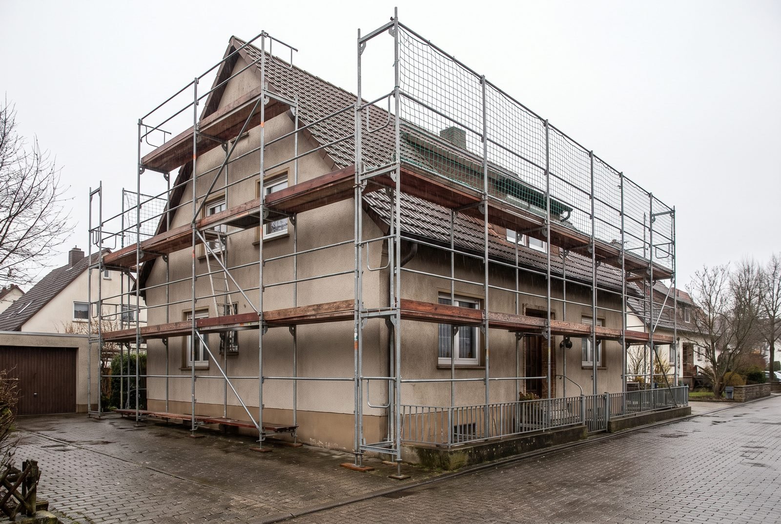 Aufgebautes Baugerüst an einer Hausfassade