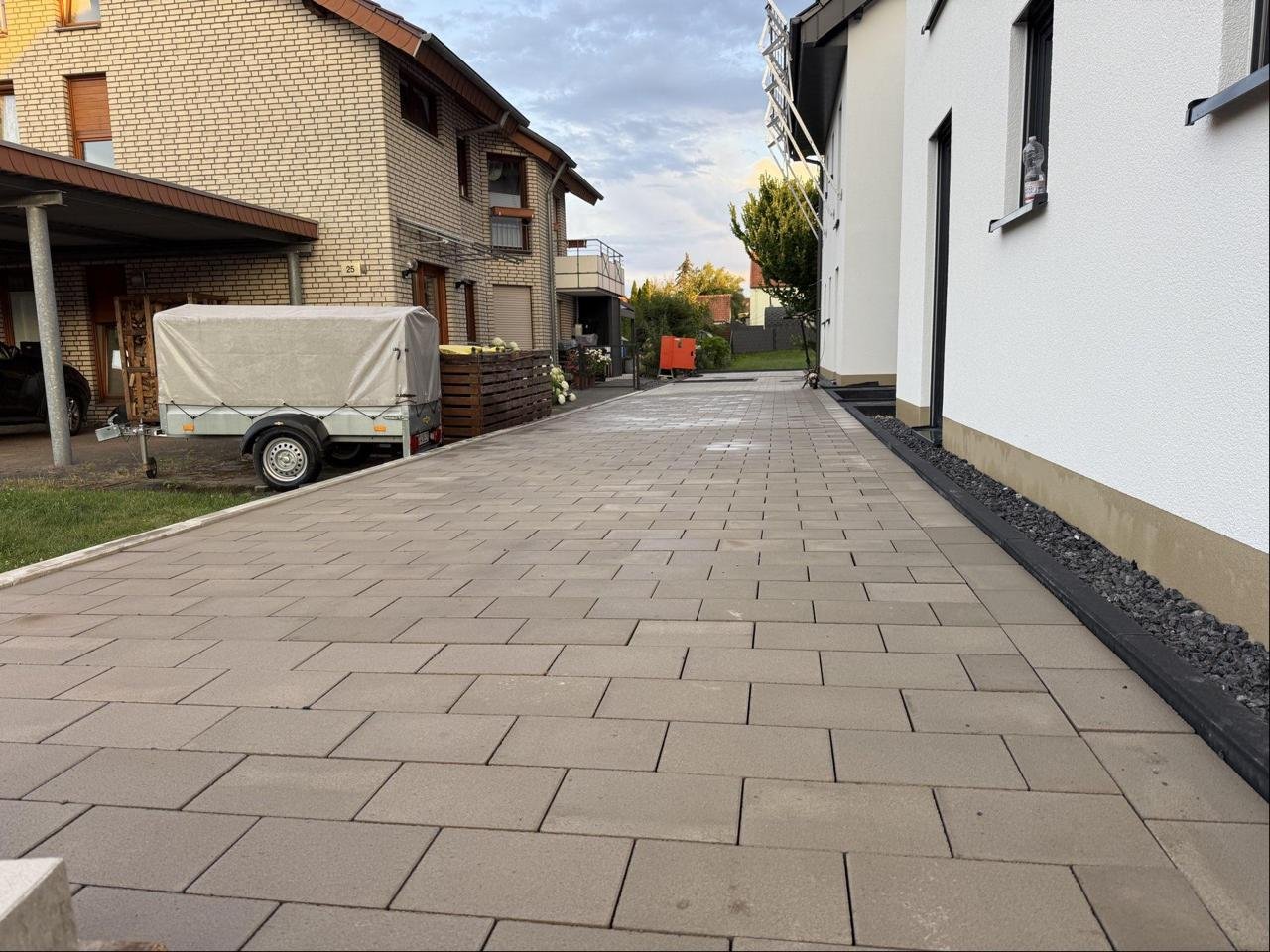 Fertig gepflasterte Einfahrt entlang eines Wohnhauses
