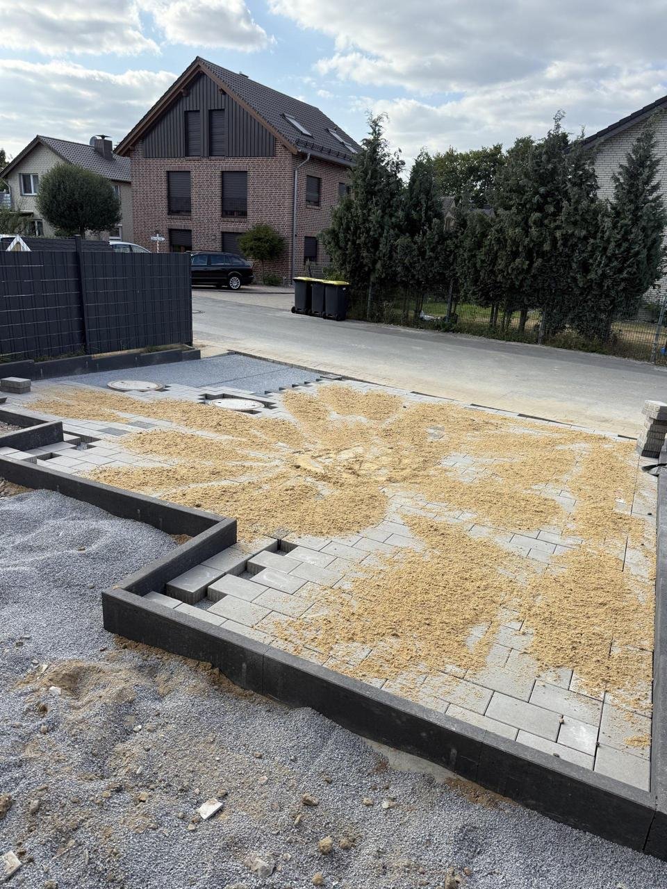 Vorbereitete Pflasterfläche mit Randeinfassung und Splittbett
