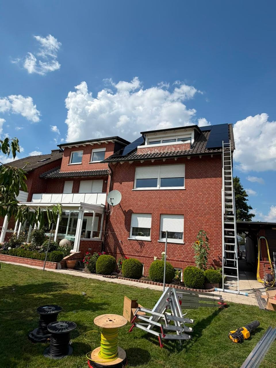 Photovoltaikanlage auf einem Mehrfamilienhaus